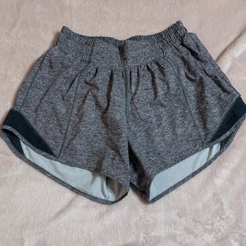 Lululemon Hotty Hot Shorts 4” (heathered black)